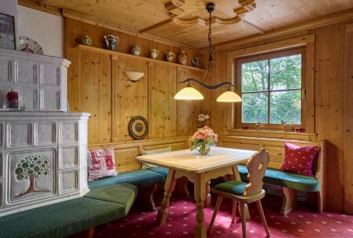 共用Lounge/電視區, Alpenhof - ruhige Wohlfühloase im Fünf-Seenland in S-Bahnnähe (Hotel Alpenhof - ruhige Wohlfuhloase zwischen Munchen, dem Funf-Seenland und den Bergen, in S-Bahnna) in 高廷