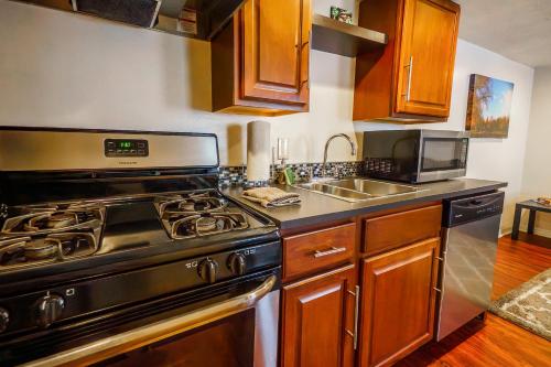 1 Bed Apt - Amazing Location 1 Block to Carson St in Pittsburgh, USA