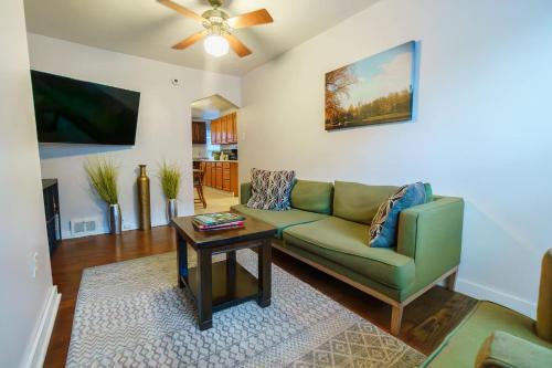 3 BR Southside Pad - Sleeps 8 - Amazing Location