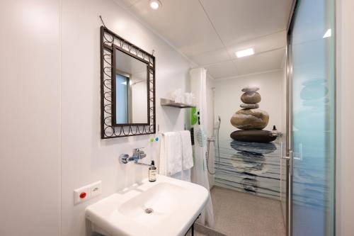SHIMA-Davos Room Type - Queen Studio SHIMA-Davos Room Type - Queen Studio