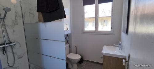 Bathroom, chambre en colocation moyenne duree 1 near Musee Matisse