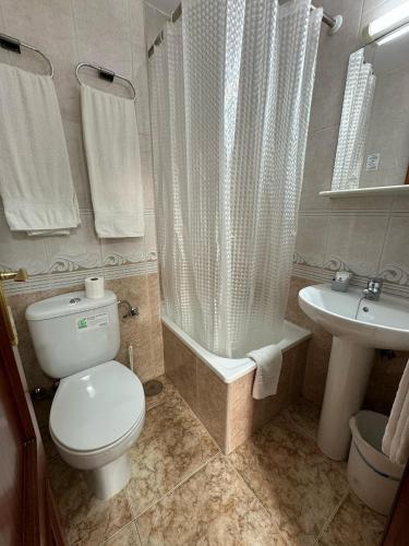 浴室, Hostal Argentina EN CACERES in 拉馬德里拉