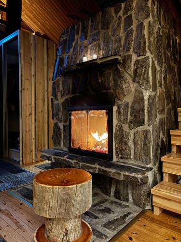 Ruska 2, Yllas, Akaslompolo, Lapland - Log Cabin with Lake and Fell Scenery in Kaupinjärvi