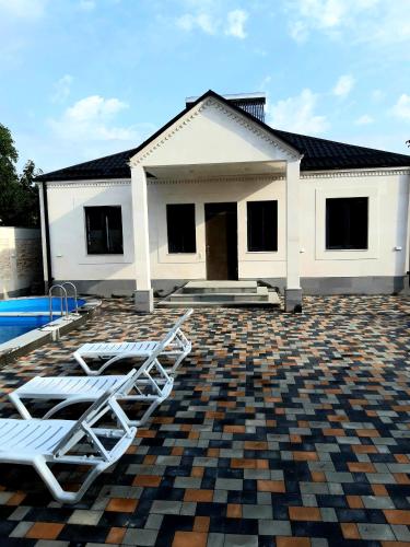 White house Garni in Garni