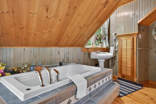 Domaine Rivière Sacacomie - Chalet l'Hirondelle (Domaine Riviere Sacacomie - Chalet l'Hirondelle) in Saint-Alexis-Des-Monts (QC)