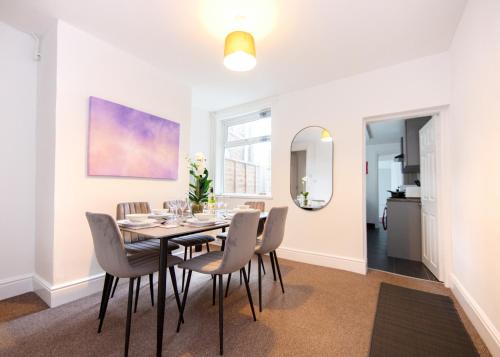 Modern 3-Bed House - Stoke on Trent in Hartshill