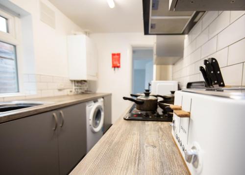 Modern 3-Bed House - Stoke on Trent in Hartshill