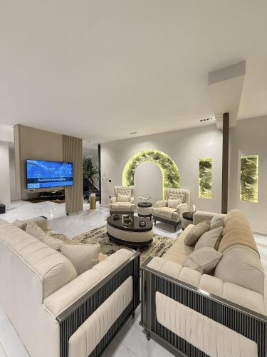 Aufenthaltsraum/TV-Zimmer, Noorhan Private Luxury Layover Villa - 10 Minutes to Airport in Al Qastal