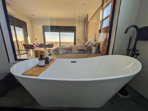 Whirlpool, Noorhan Private Luxury Layover Villa - 10 Minutes to Airport in Al Qastal
