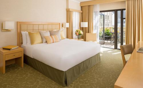 Orchard Garden Hotel Room Type - King Room with Balcony