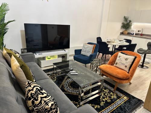 Mega7 Spacious 2Bedroom Apartment, 2 Bathrooms, Balcony and Free Parking - Sheffield