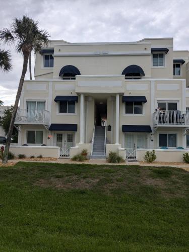 Oceanfront 2br2b, Ocean Views, Heated Pool, Spa in Cape Canaveral, USA