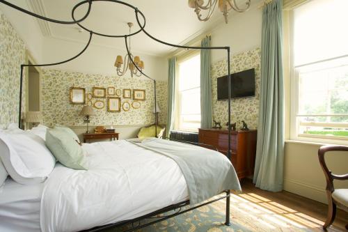 Crown Hotel - image 4