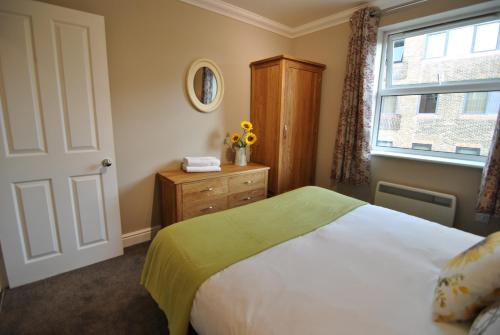 Accommodation Windsor Ltd - Lord Raglan House One Bedroom - image 14