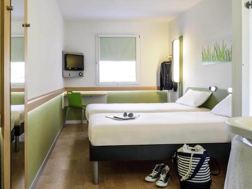 2 twin beds