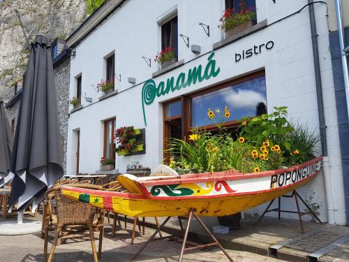  Panamá, Pension in Dinant bei Custinne