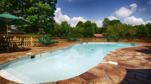 Swimming pool, The Smoke House Lodge And Cabins in Monteagle (TN)