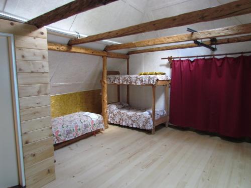 5 twin beds