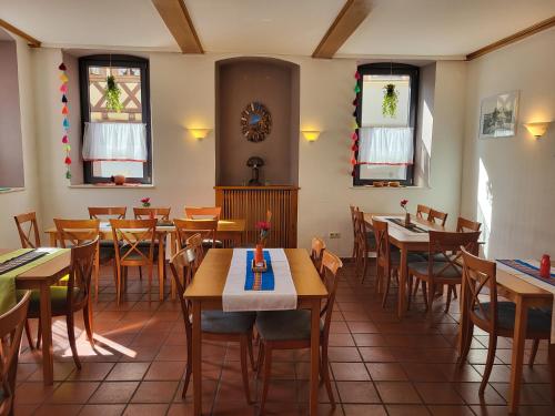 Hotel Eisenbahn - ruhige Zimmer im Zentrum von Karlstadt, ideal für Radfahrer (Hotel Eisenbahn - Peruanisches Restaurant - Zentral in Karlstadt-Fahrradfahrer- und Familienfreundli) in 卡爾施塔特