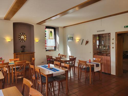 Hotel Eisenbahn - ruhige Zimmer im Zentrum von Karlstadt, ideal für Radfahrer (Hotel Eisenbahn - Peruanisches Restaurant - Zentral in Karlstadt-Fahrradfahrer- und Familienfreundli) in 卡爾施塔特