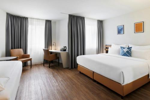 1 king bed, 1 twin bed