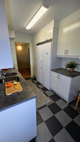 Konyha, Bright 3-Bedroom Apartment with Balcony in Tuve