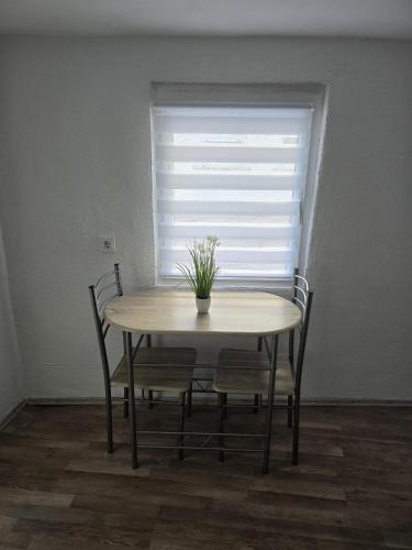 Mary Haus in Biebertal-Bieber, 4 Zimmer und 8 Betten, 1 App, mit 3 Zimmer, 6 Betten, Bad, 1 App, mit in Bieber