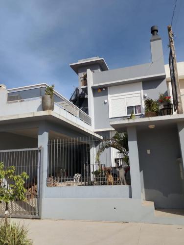 Sobrado Cinza Três dormitórios (Sobrado Cinza Tres dormitorios) in Sao Lourenco do Sul