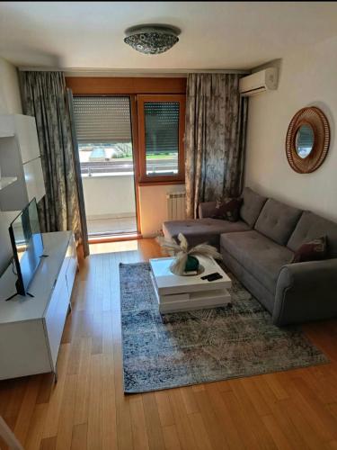 Stylish New Belgrade apt parking 5e per day