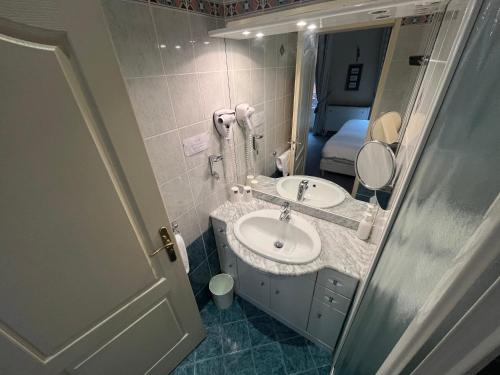 room detail thumbnail 2