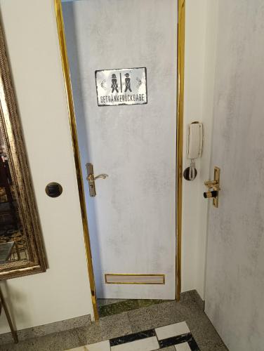Weltoffenes privates Gästezimmer bei LGBTQ freundlichen Gastgeber der mit in der Wohnung lebt (Weltoffenes privates Gastezimmer bei LGBTQ freundlichen Gastgeber der mit in der Wohnung lebt) in Wedding