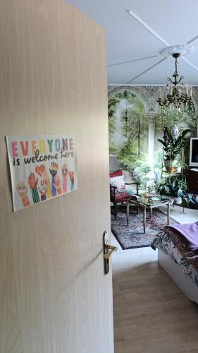 Weltoffenes privates Gästezimmer bei LGBTQ freundlichen Gastgeber der mit in der Wohnung lebt, Berlin