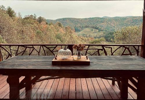 Luxurious Mountain Retreat with Hot Tub Jacuzzi Suite & Wood-Burning Fireplace - 10 Min to Boone in Sugar Grove (NC)