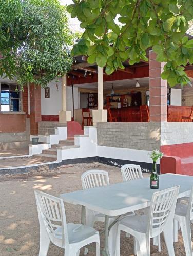 Restoran, Captains Villa - where Lake Malawi and Shire River meet, historical hotel at waterfront next to the  in Mangochi