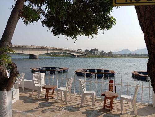 Restoran, Captains Villa - where Lake Malawi and Shire River meet, historical hotel at waterfront next to the  in Mangochi