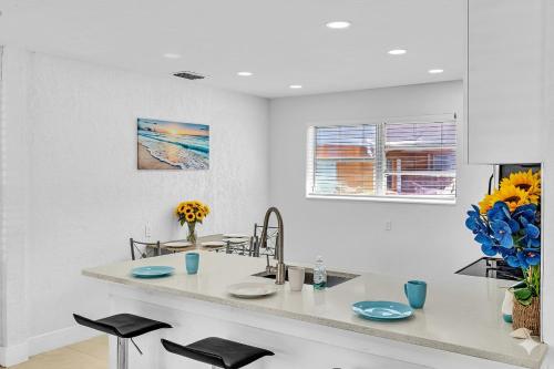 New Stylish 2 Bdrm Mins To Beach & Aventura Mall in Hallandale Beach, USA
