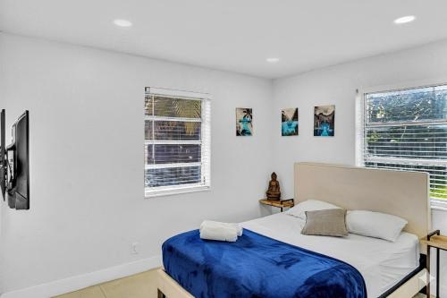 New Stylish 2 Bdrm Mins To Beach & Aventura Mall in Hallandale Beach, USA
