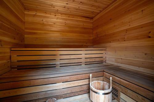 The Mushroom Manor B&B and Cedar Sauna near Seaside Kitchen