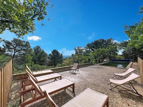 Grande maison de famille rénovée, vue sur Sainte Victoire (Grande maison de famille renovee, vue sur Sainte Victoire) in Venelles