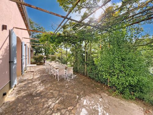 Grande maison de famille rénovée, vue sur Sainte Victoire (Grande maison de famille renovee, vue sur Sainte Victoire) in Venelles