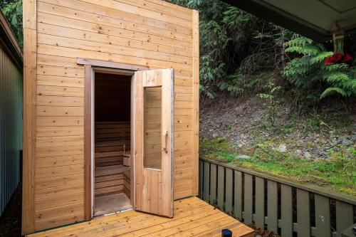 The Mushroom Manor B&B and Cedar Sauna near Seaside Kitchen