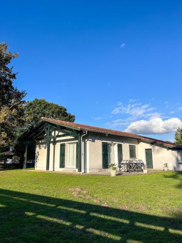 Viesnīcas āriene, Maison chaleureuse in Mezos ciems