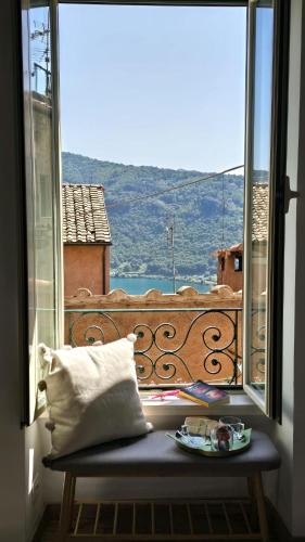 Finestra su Lago in เก็นซาโนดิโรมา