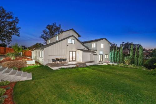 Spacious Modern Farmhouse Retreat with Two Kitchens and Pool - Ideal for Large Groups and Families in 波偉