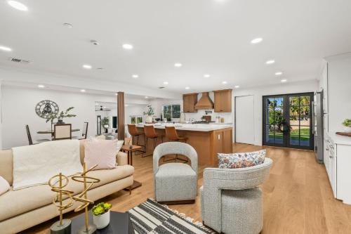 Spacious Modern Farmhouse Retreat with Two Kitchens and Pool - Ideal for Large Groups and Families in Poway
