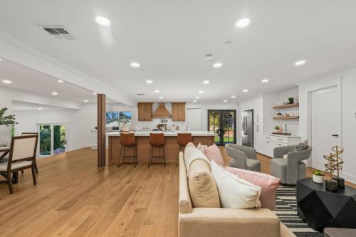 Spacious Modern Farmhouse Retreat with Two Kitchens and Pool - Ideal for Large Groups and Families in Poway