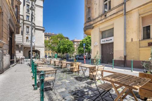 Central - NEW - Quiet - Balcony - image 7