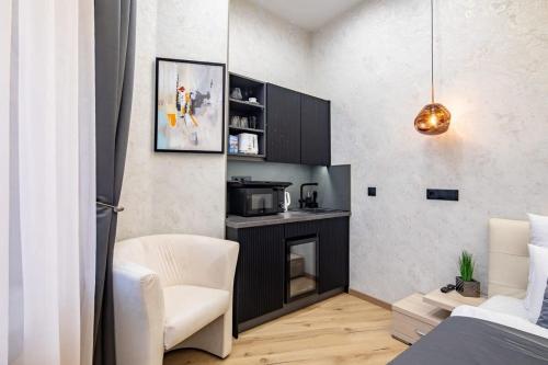 Ultra Central - Stylish Studio - image 3