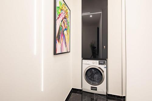 Ultra Central - Stylish Studio - image 2