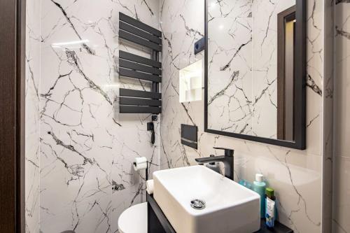 Ultra Central - Stylish Studio - image 6